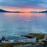 The Midnight Sun بيت للعطل